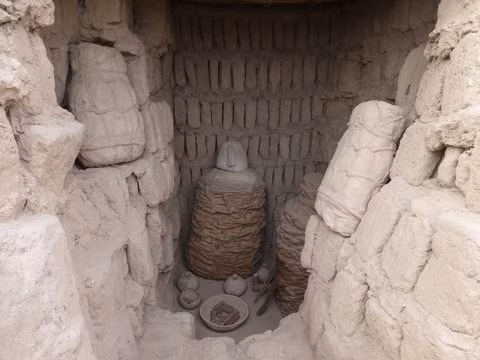 Các nhà khảo cổ đã tìm thấy một ngôi mộ riêng lẻ chứa hài cốt con người trên đỉnh kim tự tháp gắn liền với nền văn hóa Ychsma. Để tạo ra ngôi mộ, một phần cấu trúc kim tự tháp phải bị phá hủy. Các nhà khảo cổ tìm thấy xác ướp bên trong ngôi mộ đang ngồi trong tư thế uốn cong, mặt hướng về phía nam.