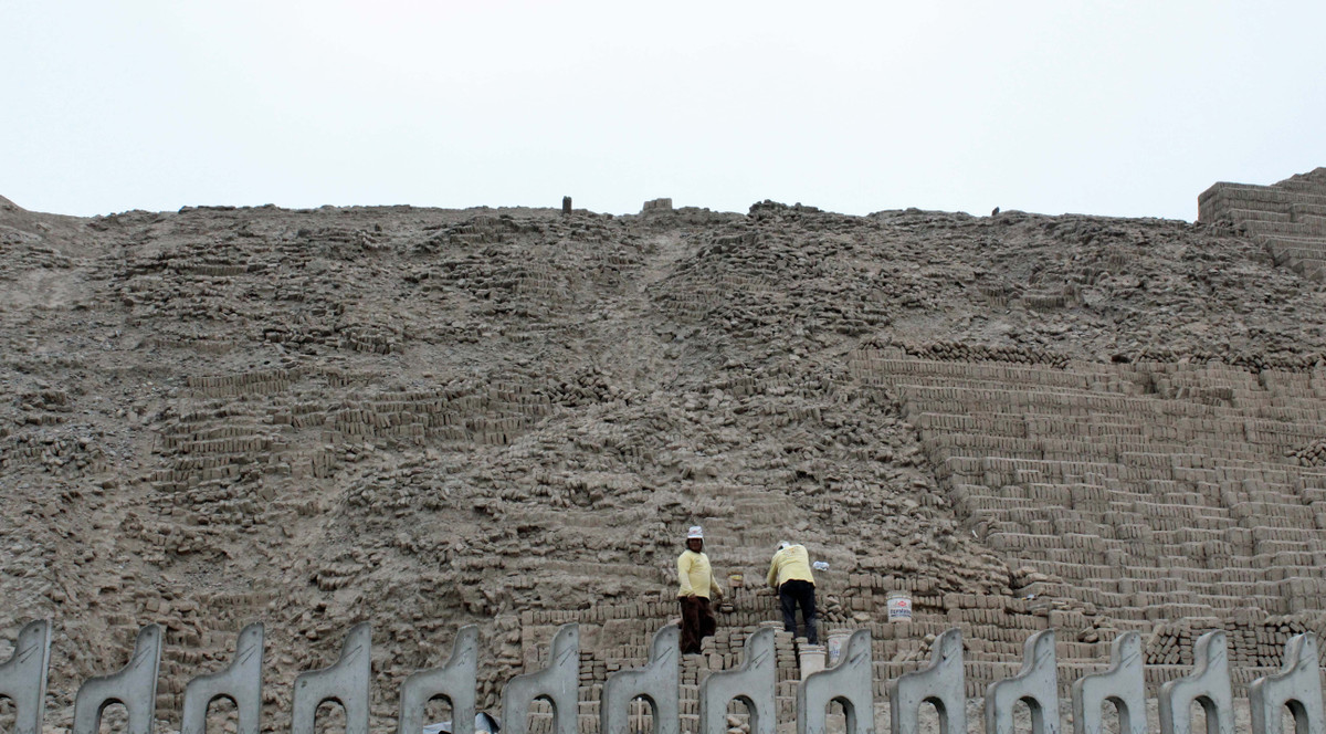 Thi thể được bọc trong một loại vải đơn giản, trong đó chỉ có một số bộ phận được bảo quản. Ngôi mộ cũng chứa một số hiện vật khác, bao gồm cả bình gốm, giúp các nhà khảo cổ xác định niên đại của ngôi mộ vào những năm đầu của nền văn hóa Ychsma.