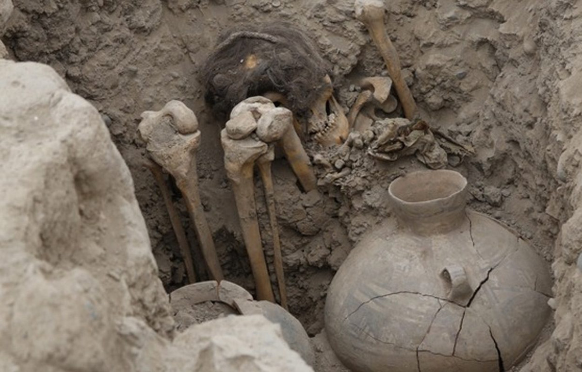 Xác ướp được chôn cất trong một ngôi mộ hình tròn đơn giản trên đỉnh Đại kim tự tháp, nằm ở trung tâm khu dân cư tại thủ đô Lima của Peru. Huaca Pucllana là một kim tự tháp lớn bằng đất sét cao khoảng 22m ở quận Miraflores của thành phố.