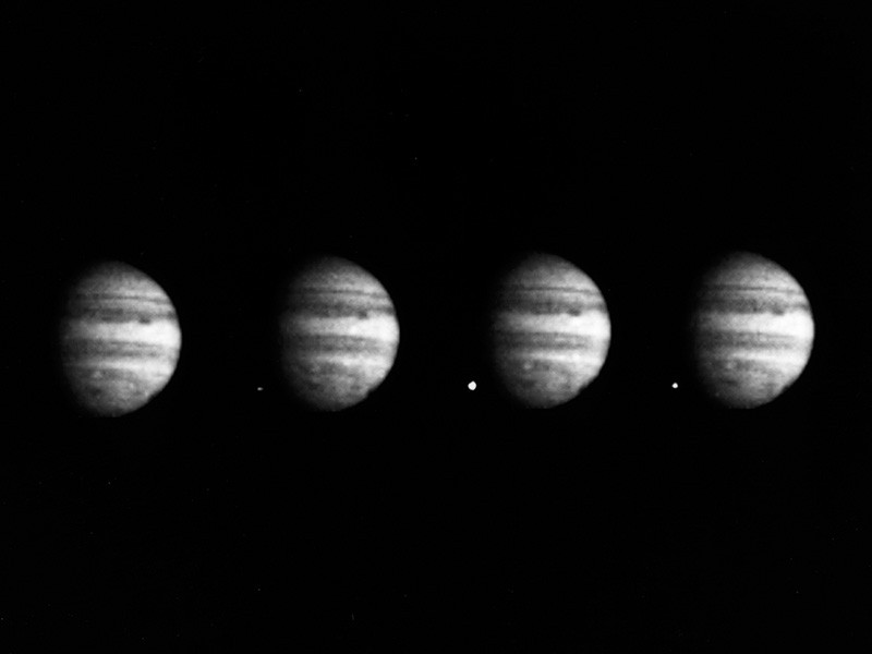 3 năm sau khi phóng Galileo, sao chổi Shoemaker Levy 9 bị lực hấp dẫn của sao Mộc kéo lại và giờ mắc kẹt trong cái ôm chết chóc của hành tinh khổng lồ này. Các lực thủy triều bắt đầu xé toạc sao chổi. Chuyến đi của nó đến vùng phía trong hệ Mặt Trời bị cắt ngắn.