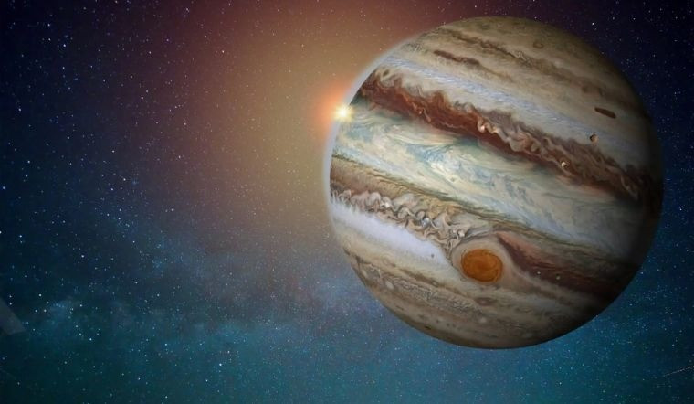 Dù đôi khi vẫn ném tiểu hành tinh về phía hành tinh xanh, sao Mộc cũng bảo vệ Trái Đất khỏi những vật thể bay về phía này từ những vùng không gian xa xôi của hệ Mặt Trời.