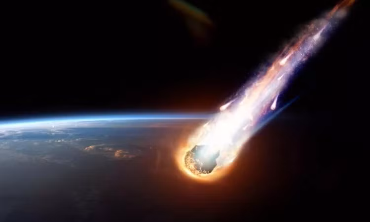 Khoảng 100 triệu năm trước, một tiểu hành tinh rộng 10km bị đẩy ra khỏi Vành đai tiểu hành tinh và chính sao Mộc đã khiến nó văng ra khỏi quỹ đạo và bay theo hướng va chạm với Trái Đất.