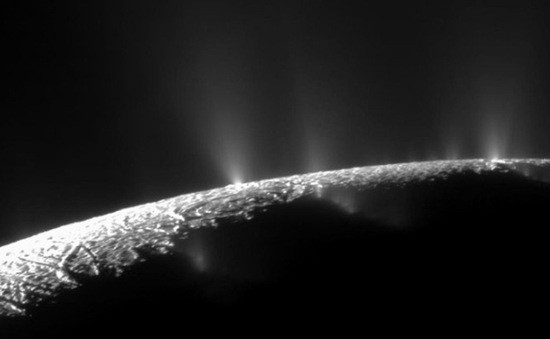 Để điều tra khả năng tồn tại đại dương ẩn dưới bề mặt của Mimas, các nhà nghiên cứu đã xây dựng một mô hình để xem liệu tương tác hấp dẫn của nó với sao Thổ có thể tạo ra các lực thủy triều cần thiết để làm nóng nước bên trong mặt trăng, duy trì nước ở trạng thái lỏng hay không.