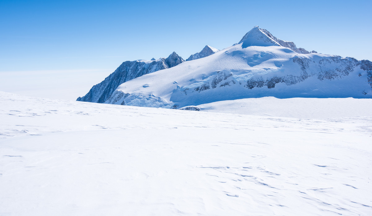 Các nhà khoa học đã tìm thấy thế giới dưới lòng đất nằm ẩn mình bên dưới Thềm băng Larsen - một dải băng khổng lồ gắn liền với bờ biển phía đông của bán đảo Nam Cực.