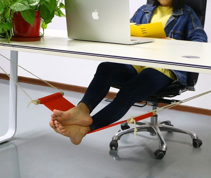Làm việc tại văn phòng trong nhiều giờ chưa bao giờ thoải mái hơn thế. Chiếc "võng chân" di động này nâng chân bạn lên độ cao hoàn hảo để tạo cảm giác thư giãn và thoải mái ngay cả khi ngồi tại bàn làm việc hàng giờ.