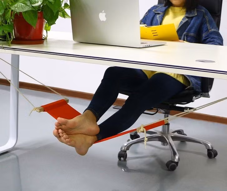 Làm việc tại văn phòng trong nhiều giờ chưa bao giờ thoải mái hơn thế. Chiếc "võng chân" di động này nâng chân bạn lên độ cao hoàn hảo để tạo cảm giác thư giãn và thoải mái ngay cả khi ngồi tại bàn làm việc hàng giờ.