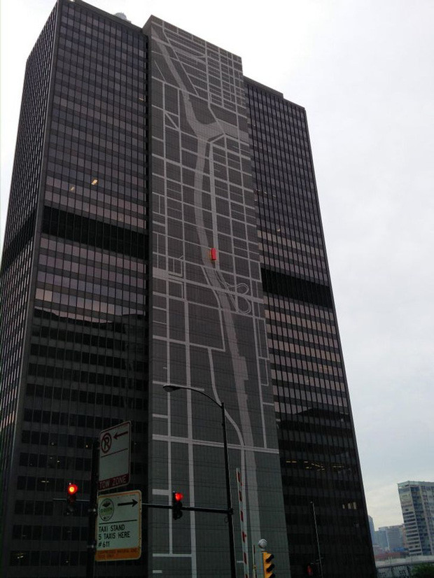 Một tòa nhà với bản đồ khu phố ngay trên mặt trước của nó.