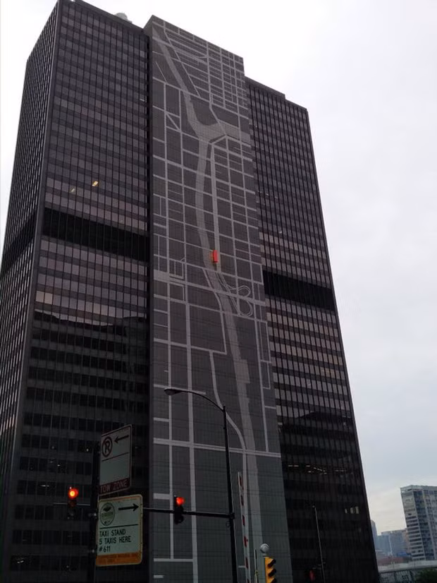 Một tòa nhà với bản đồ khu phố ngay trên mặt trước của nó.