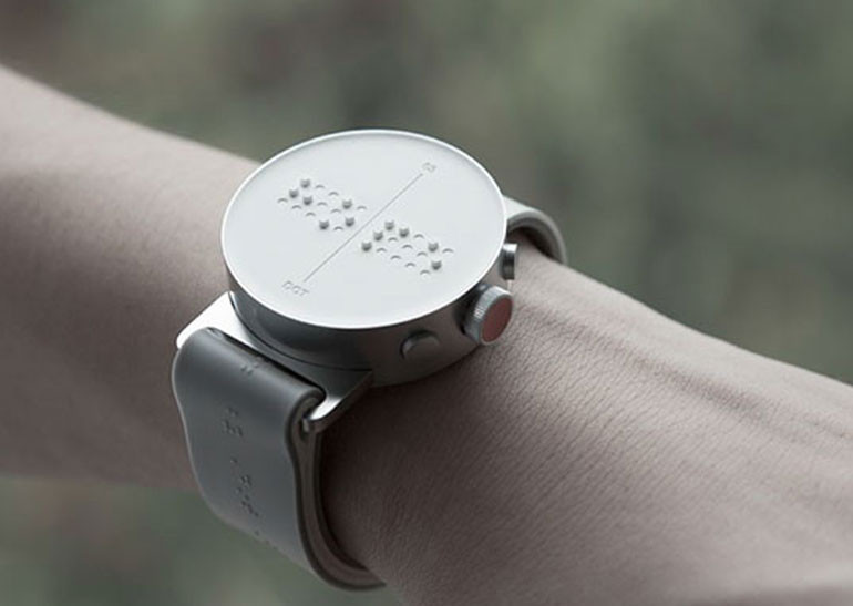 1 . Đồng hồ dành cho người khiếm thị: Được cải tiến thông minh và hữu ích, sử dụng hệ thống chữ nổi Braille để hiển thị ngày và giờ. Chiếc đồng hồ này cũng được sử dụng để báo thức và bấm giờ. Đây là một trong những phát minh hữu ích bậc nhất trên thế giới.