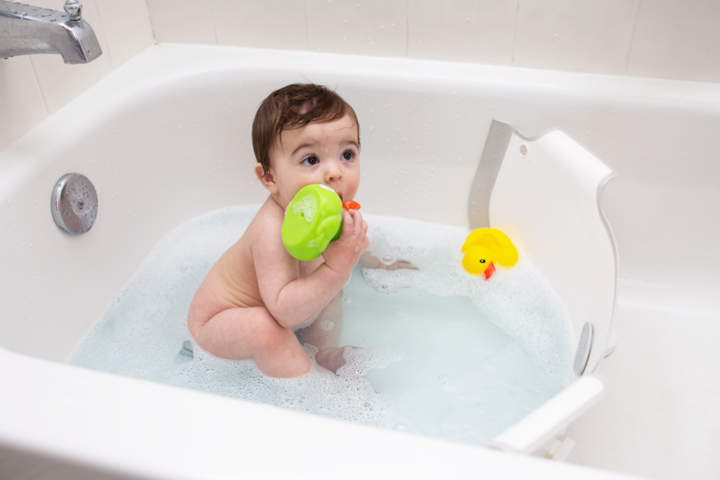  7. Vách ngăn bồn tắm: Giúp bạn có thể biến chiếc bồn tắm thông thường thành không gian tắm an toàn cho bé hay thú cưng. Ngoài việc tiết kiệm thời gian và không gian, nó còn rất tiết kiệm nước.