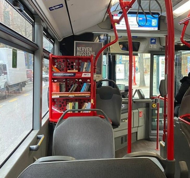 14. Bạn có thể đọc sách trên xe bus luôn đó!