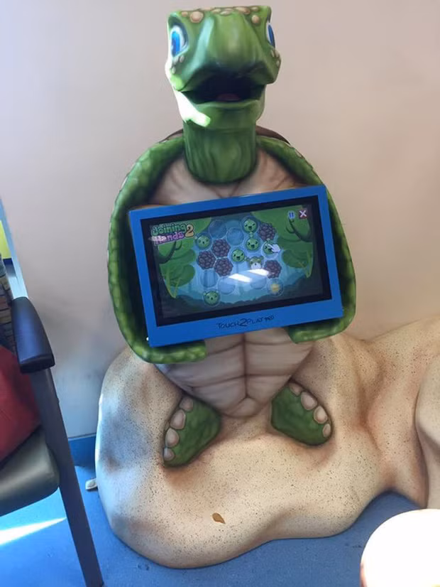  10. Máy chơi điện tử cho trẻ em ở các phòng khám, giúp chúng quên đi nỗi sợ mỗi lần đi khám bệnh.