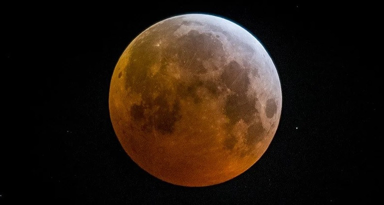 Cuối cùng, nguyệt thực toàn phần là khi toàn bộ Mặt Trăng tiến vào umbra. Nguyệt thực toàn phần sẽ bao gồm cả các giai đoạn nửa tối và một phần.