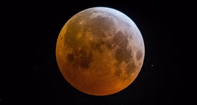 Cuối cùng, nguyệt thực toàn phần là khi toàn bộ Mặt Trăng tiến vào umbra. Nguyệt thực toàn phần sẽ bao gồm cả các giai đoạn nửa tối và một phần.