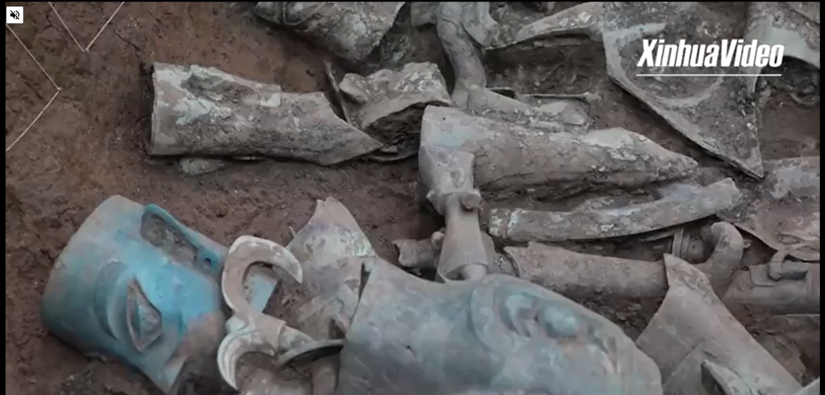 Nhưng đây là lần đầu tiên nhóm khảo cổ bắt gặp khối ngọc thạch được khóa trong chiếc hộp tinh xảo ở Trung Quốc. Li cho rằng món đồ có thể liên quan tới thế giới tâm linh.