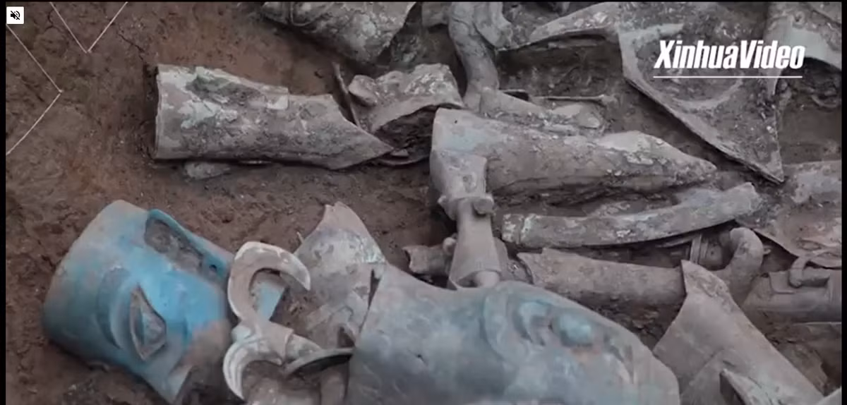 Nhưng đây là lần đầu tiên nhóm khảo cổ bắt gặp khối ngọc thạch được khóa trong chiếc hộp tinh xảo ở Trung Quốc. Li cho rằng món đồ có thể liên quan tới thế giới tâm linh.