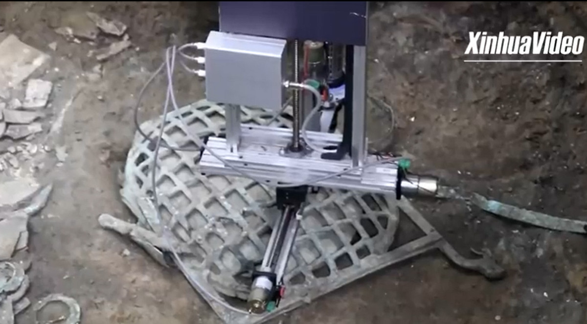 Một khối ngọc thạch lớn được đặt chắc chắn bên trong hộp với khóa cài tinh tế, dường như vẫn còn nguyên vẹn dù bị xói mòn đôi chút. Li Haichao, giáo sư khảo cổ ở Đại học Tứ Xuyên, trưởng nhóm khai quật, cho biết: "Món đồ vượt ngoài hiểu biết hiện nay của chúng tôi".