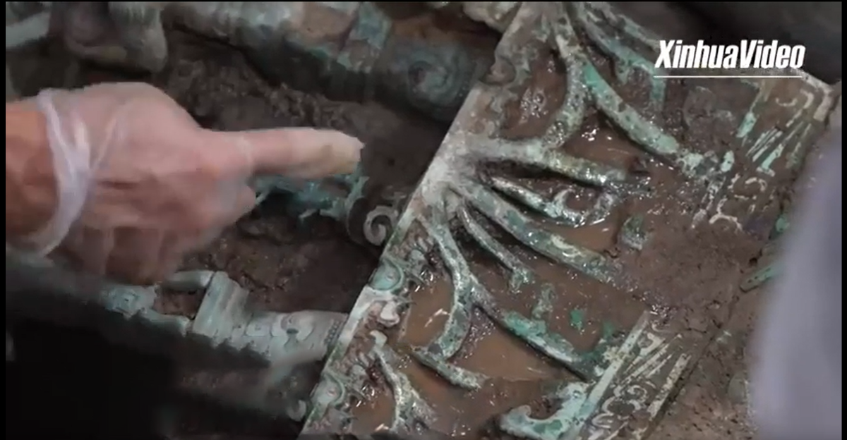 Hàng nghìn đồ tạo tác được thu thập ở Tam Tinh Đôi gần đây, nhiều cổ vật trong số đó có thể đến từ khu mỏ tiền sử trên dãy núi cách di chỉ khoảng 40 km.