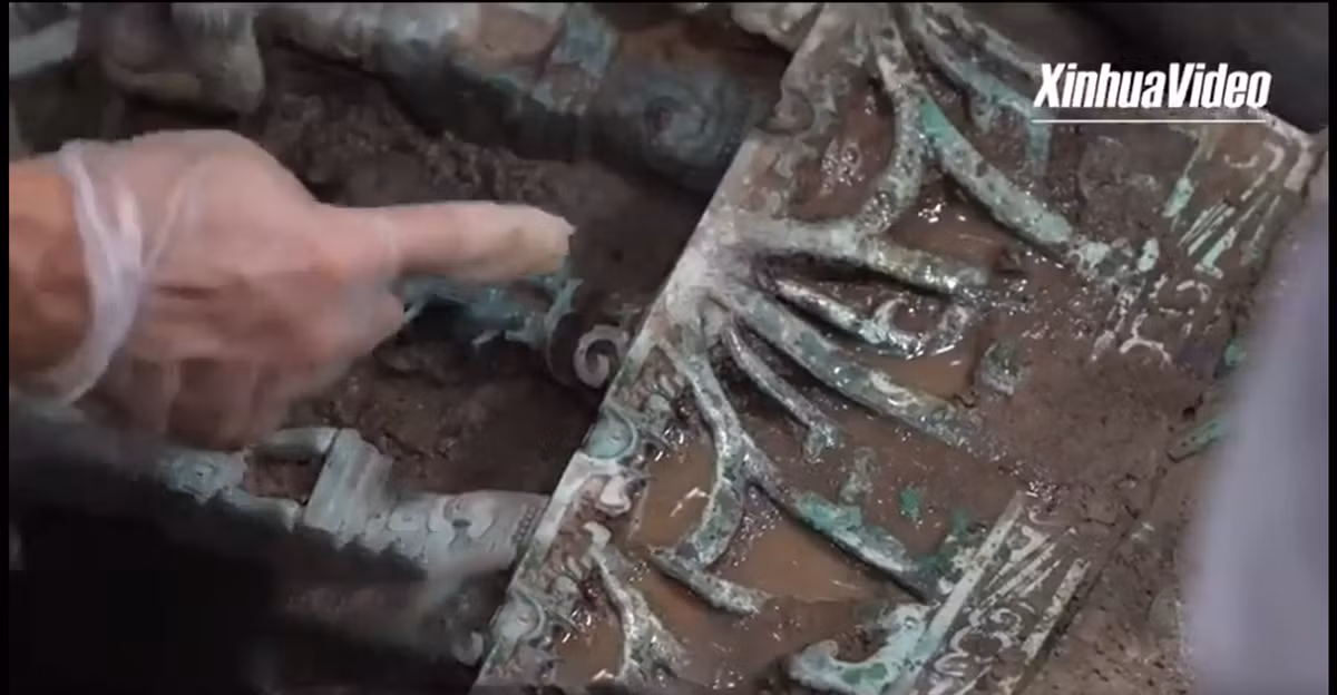 Hàng nghìn đồ tạo tác được thu thập ở Tam Tinh Đôi gần đây, nhiều cổ vật trong số đó có thể đến từ khu mỏ tiền sử trên dãy núi cách di chỉ khoảng 40 km.