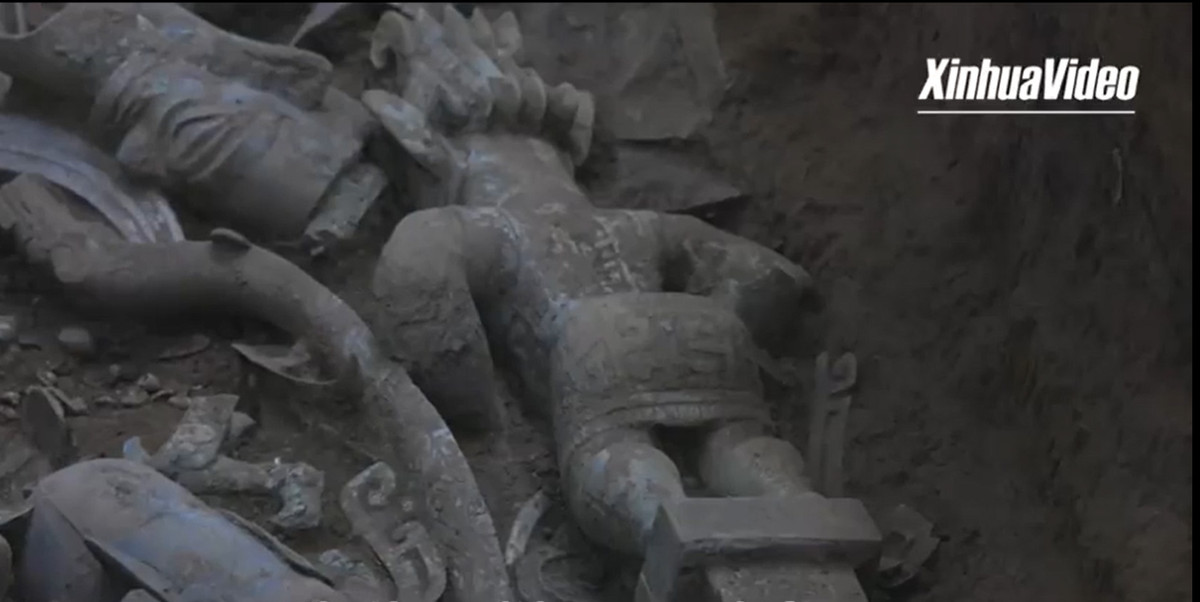 Lei Yu, quản lý ở Bảo tàng Tam Tinh Đôi, cho biết họ kỳ vọng có thể tìm thấy ghi chép trên khối ngọc thạch. Trước khi mang chiếc hộp lên từ hố chôn, nhóm nghiên cứu phát hiện dấu vết của vải, có thể là tơ lụa, ở phía trên bề mặt khối ngọc thạch và các rãnh đồng.