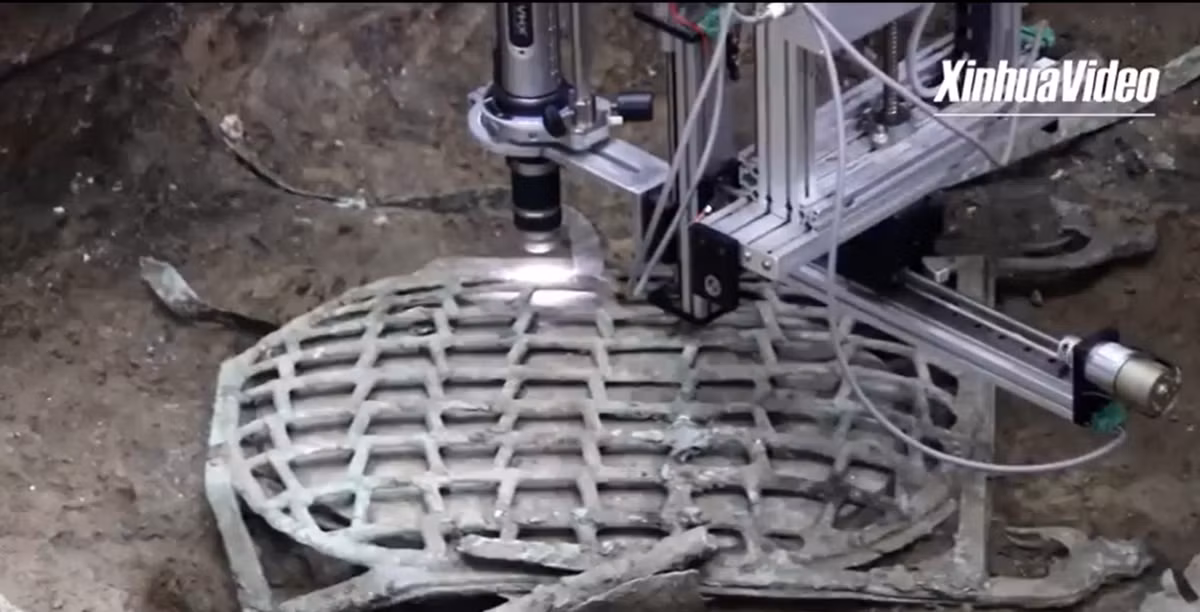 Ở một số hố lớn chôn đồ hiến tế, các nhà khảo cổ tìm thấy một số đồ vật bằng đồng lớn và tinh xảo nhất thời cổ đại, bao gồm "cây sự sống" cao gần 4 m, mặt nạ bằng vàng rồng và nhiều tấm đồng mỏng như giấy in.