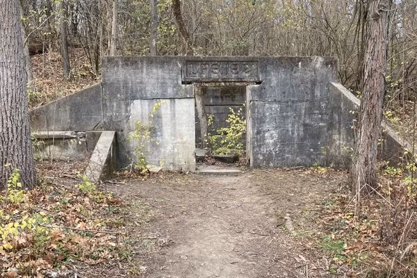 6. Nghĩa trang Bachelor's Grove. Nghĩa trang nằm trong một khu rừng ở ngoại ô Chicago này đã nổi tiếng là nghĩa địa bị ma ám nhất nước M, nhờ hơn 100 báo cáo nhìn thấy ma được ghi lại. Trong những năm 1950, một số người cho biết đã nhìn thấy một trang trại ma lung linh phía trên nghĩa địa, tuy nhiên khi họ đến càng đến gần thì trang trại càng lùi ra xa. Ngoài ra họ còn nhìn thấy hồn ma của một người nông dân và con ngựa cày của anh ta trong một cái ao gần đó.