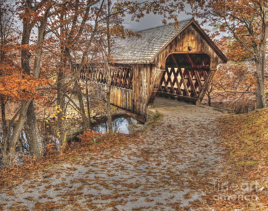 Bóng ma của Emily hiện được cho là đã ám cây cầu, để lại những vết rạch kinh khủng trên những chiếc ô tô chạy ngang qua và cào vào lưng những người đi bộ qua cầu. Người ta cũng nghe thấy những tiếng động lạ, bao gồm cả tiếng la hét của một người phụ nữ. Tuy nhiên, mặc dù nổi tiếng nhưng câu chuyện về Emily có thể không có thật.