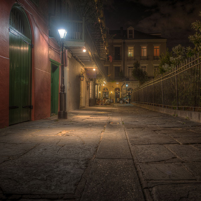 Đồn điền Myrtles, tại St Francisville ngay bên ngoài New Orleans, được đồn đại là đã được xây dựng trên khu chôn cất của người da đỏ Tunica. Ít nhất 12 hồn ma đã là ám các khu đất và tòa nhà của đồn điền, bao gồm cả Chloe, một nô lệ bị buộc tội đầu độc gia đình chủ đồn điền. Hồn ma của các nạn nhân được cho là bị mắc kẹt bên trong một tấm gương ở ngôi nhà chính.