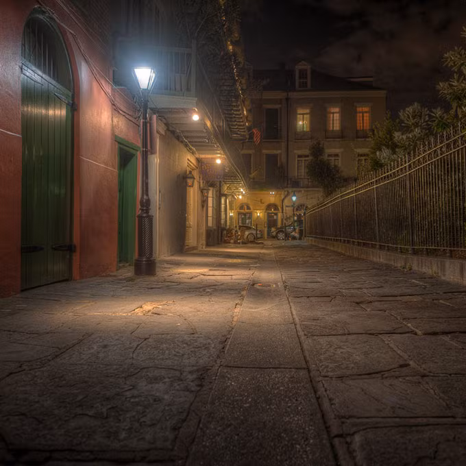 Đồn điền Myrtles, tại St Francisville ngay bên ngoài New Orleans, được đồn đại là đã được xây dựng trên khu chôn cất của người da đỏ Tunica. Ít nhất 12 hồn ma đã là ám các khu đất và tòa nhà của đồn điền, bao gồm cả Chloe, một nô lệ bị buộc tội đầu độc gia đình chủ đồn điền. Hồn ma của các nạn nhân được cho là bị mắc kẹt bên trong một tấm gương ở ngôi nhà chính.