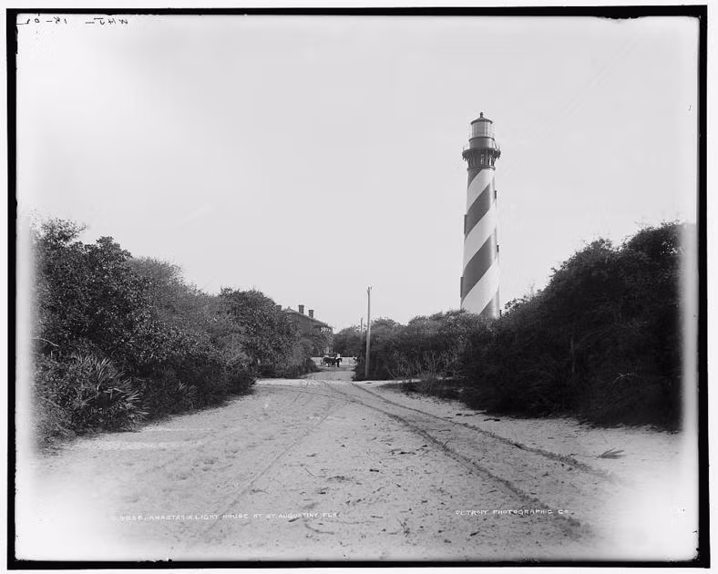 Truyền thuyết địa phương cho rằng hòn đảo này cũng bị ám ảnh bởi bóng ma của 13 tên cướp biển được chôn quanh tòa tháp. Tuy các nhà nghiên cứu không tìm thấy bất kỳ ngôi mộ cướp biển nào tại địa điểm này, nhưng họ đã phát hiện ra một số vụ đắm tàu lịch sử gần đó và các di tích hàng hải khác, bao gồm cả dấu vết của tháp canh bằng gỗ từng là ngọn hải đăng đầu tiên của Florida .