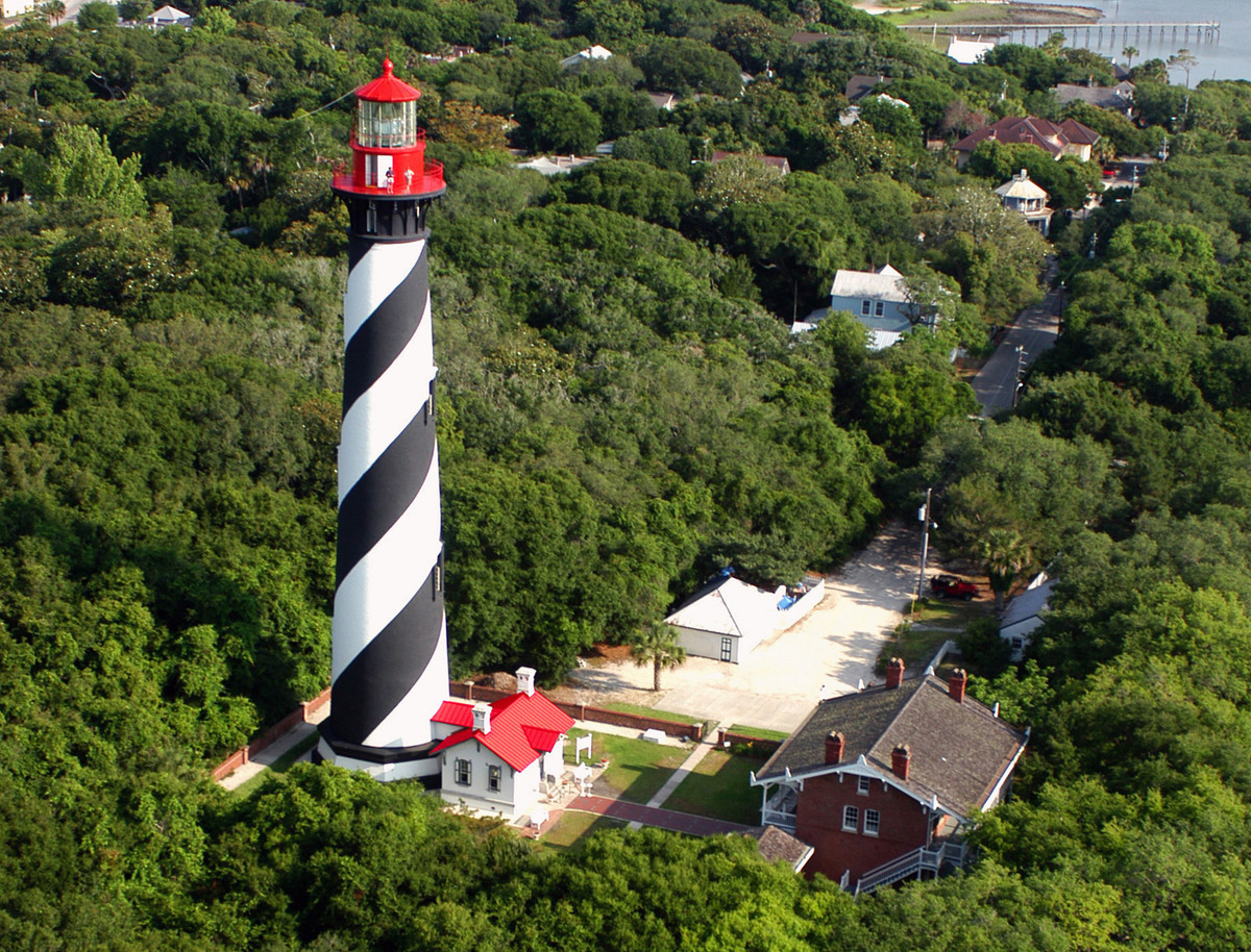 11. Ngọn hải đăng St. Augustine. Augustine's Light Station có thể được biết đến nhiều nhất trong số hàng trăm ngọn hải đăng ở Hoa Kỳ. Ngọn hải đăng cố định đầu tiên bên cạnh thành phố lâu đời nhất của Mỹ được xây dựng trên đảo Anastasia vào năm 1824.