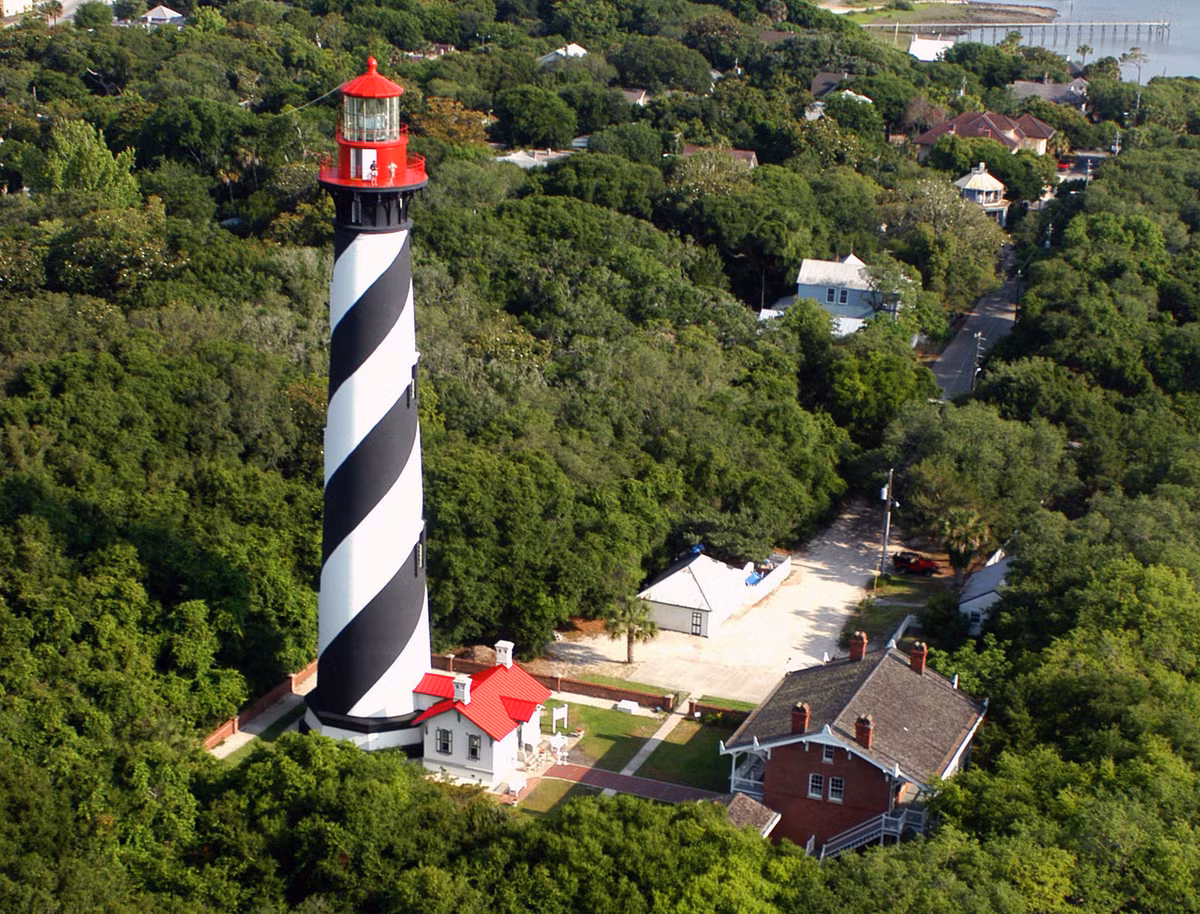 11. Ngọn hải đăng St. Augustine. Augustine's Light Station có thể được biết đến nhiều nhất trong số hàng trăm ngọn hải đăng ở Hoa Kỳ. Ngọn hải đăng cố định đầu tiên bên cạnh thành phố lâu đời nhất của Mỹ được xây dựng trên đảo Anastasia vào năm 1824.