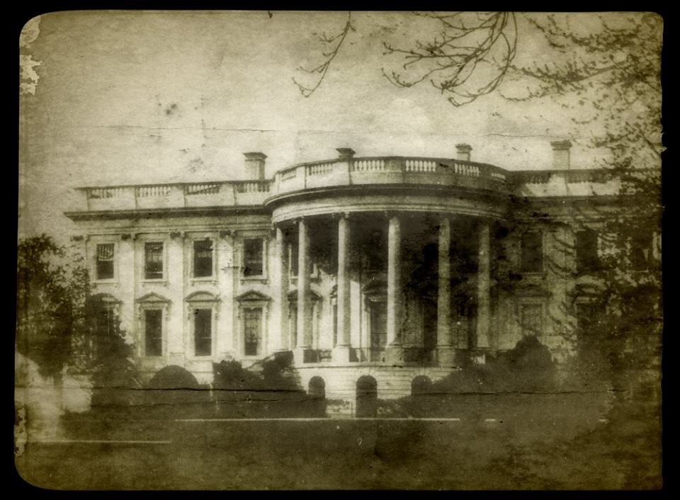 Nhiều người khác, bao gồm các Tổng thống Hoa Kỳ Harry S. Truman và Theodore Roosevelt, các đệ nhất phu nhân Grace Coolidge và Eleanor Roosevelt, cùng hàng chục trợ lý và nhân viên Nhà Trắng cũng đã nhìn thấy những bóng ma hoặc nghe thấy tiếng bước chân hay tiếng gõ ma quái mà họ cho là của hồn ma Lincoln.