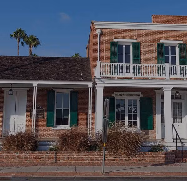 5. Whaley House. Ngôi nhà Whaley được xây dựng vào năm 1857 trên địa điểm từng là nghĩa địa và giá treo cổ. Nó được mở như một bảo tàng vào năm 1960. Con ma cư trú lâu đời nhất tại Whaley House được cho là tên cướp "Yankee Jim" Robinson, người đã bị treo cổ vào năm 1852 từ giá treo cổ trên khu đất trước khi ngôi nhà được xây dựng. Theo một tờ báo đưa tin, khi toa xe giam giữ anh ta bên dưới giá treo cổ di chuyển, Yankee Jim đã kéo lê chân của mình trên toa xe, trước khi đung đưa như một con lắc và từ từ bị siết cổ đến chết.