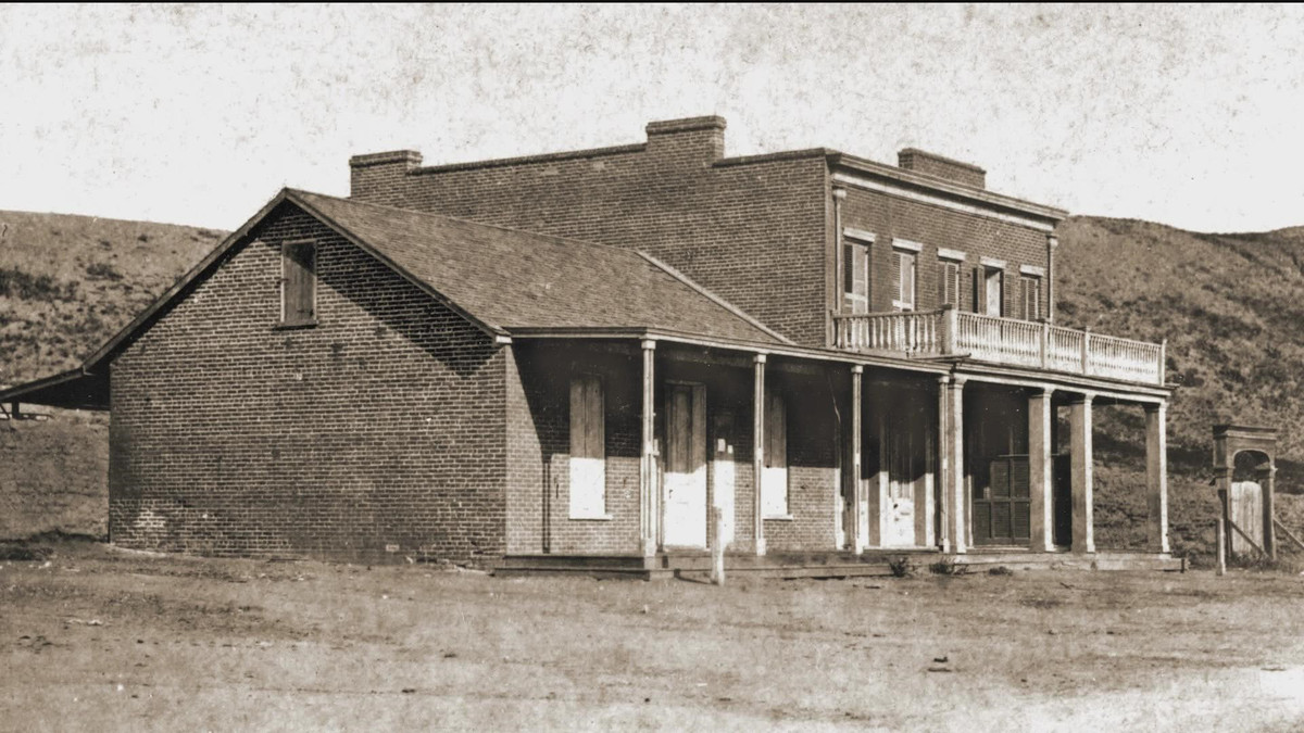 Những vị khách đến thăm bảo tàng ở những năm 1960 cũng cho biết đã nghe thấy tiếng bước chân đi qua đi lại. Cũng có những du khách khác nói rằng họ đã nhìn thấy bóng ma của gia đình Whaley và bóng ma của một người phụ nữ mặc váy dài trong phòng xử án cũ. Một nhà cận tâm lý học đã báo cáo rằng anh ta nhìn thấy một con chó ma chạy trong nhà, có vẻ là một con chó săn cáo - loại chó thuộc sở hữu của gia đình Whaley.