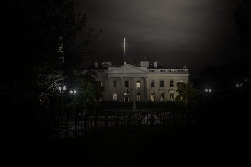 Hồn ma của tổng thống thứ bảy, Andrew Jackson, được nhìn thấy nằm trên chiếc giường cũ của ông. Tổng thống thứ 9, William Henry Harrison, được cho là ám vào căn gác của Nhà Trắng, trong khi tổng thống thứ 10, John Tyler, cũng đã ám vào Căn phòng Xanh.