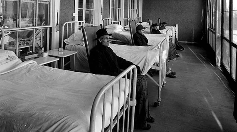 Kể từ khi Waverly Hills bị đóng cửa vĩnh viễn, những người thích cảm giác mạnh và thợ săn ma đã vào bên trong tòa nhà để khám phá. Họ kể lại rằng những cánh cửa đóng sầm một cách bất thường và xuất hiện nhiều tiếng động lạ như tiếng bước chân hay tiếng la hét của bệnh nhân từ những căn phòng trống.