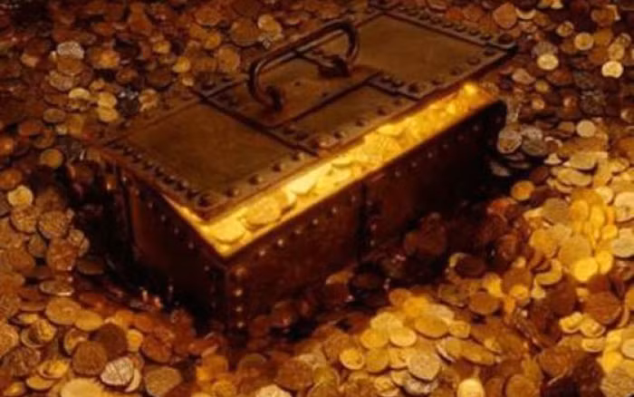 Cuộn giấy có niên đại hơn 1.900 năm, vào thời kỳ đế chế La Mã kiểm soát khu vực Qumran. Đã có một số cuộc nổi dậy chống lại sự thống trị của La Mã vào thời điểm cuốn sách được viết và các nhà khoa học đặt giả thiết rằng kho báu đã được cất giấu để ngăn chặn sự chiếm giữ của các lực lượng La Mã.