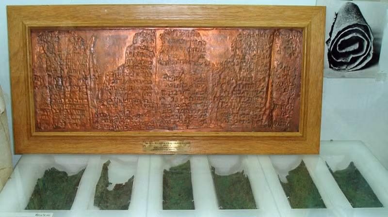6. Kho báu của Copper Scroll. Năm 1952, các nhà khảo cổ học tìm thấy một cuộn đồng trong một hang động tại Qumran, cùng với cuốn “Tranh cuộn Biển Chết”. Như tên gọi của nó, chữ viết được khắc trên một cuộn đồng, ghi lại số lượng lớn kho báu vàng và bạc được cất giấu. Nhưng trên thực tế, số của cải có thể nhiều đến mức một số học giả tin rằng nó không thể tồn tại.