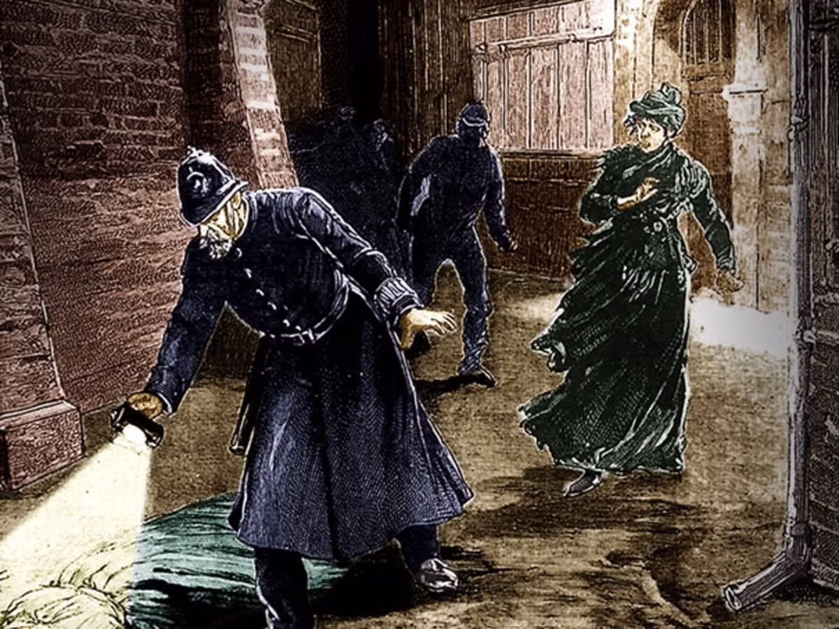7. Jack the Ripper là ai? Năm 1888, Jack the Ripper đã giết ít nhất 5 phụ nữ ở London bằng cách cắt cơ thể của họ thành nhiều phần khiến thành phố sống trong hoang mang. Một số lá thư được cho là của Ripper gửi tới cảnh sát, chế nhạo nỗ lực của họ trong việc truy tìm hung thủ và bảo vệ nạn nhân.