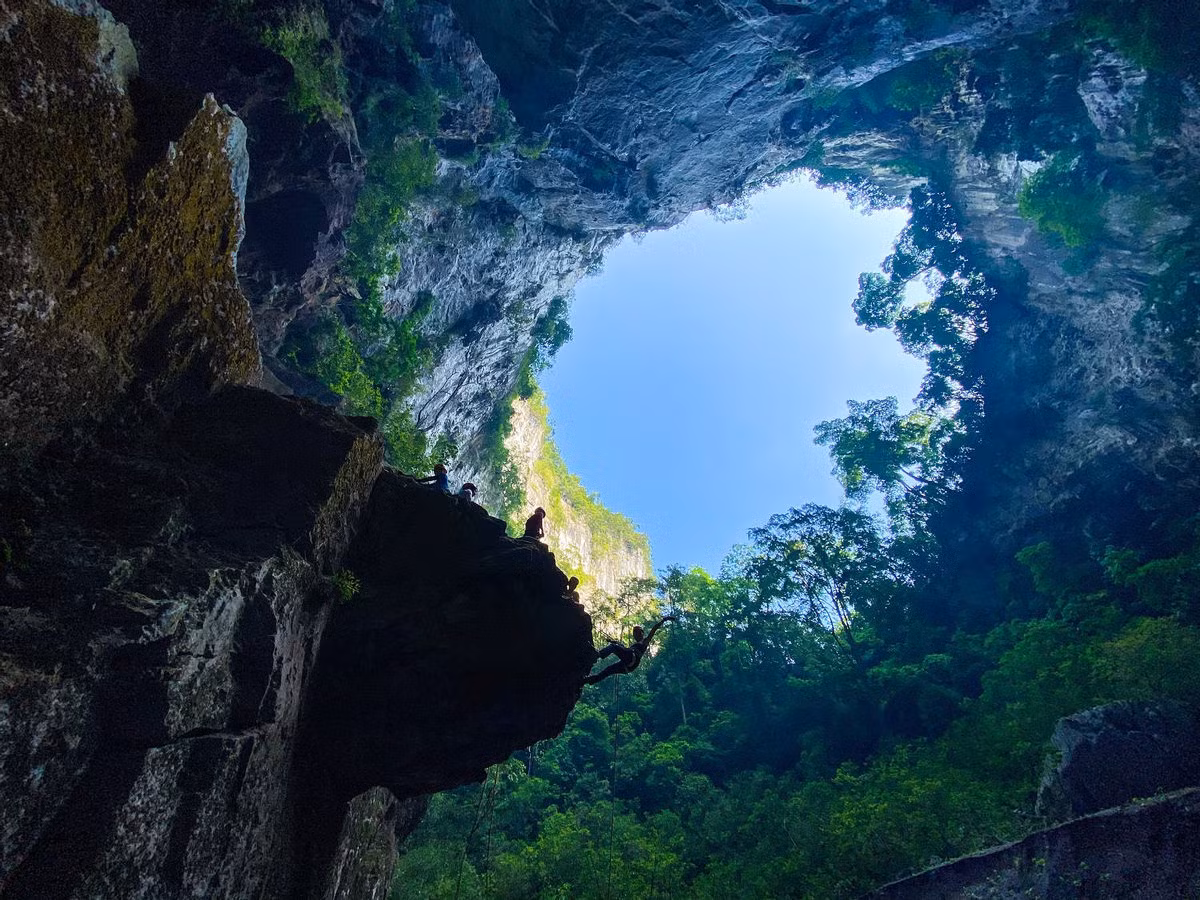 Các hố sụt và hang động không chỉ là nơi ẩn náu cho sự sống, chúng còn là đường ống dẫn đến các tầng chứa nước, hoặc các kho chứa nước sâu dưới lòng đất.