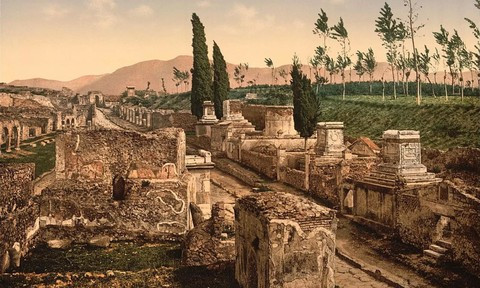 Pompeii là một thành đô phồn thịnh nổi tiếng với tên gọi thành phố vượt thời gian với những công trình kiến trúc lộng lẫy, lối sống xa hoa của Đế chế La Mã, nhưng đã bị hủy hoại trong tích tắc bởi thảm họa núi lửa Vesuvius vào năm 79 sau Công Nguyên.