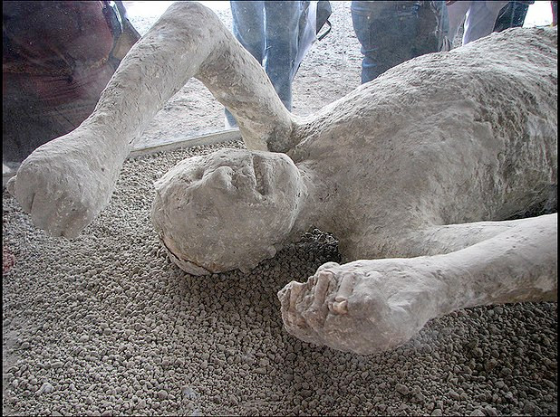 Trong đó, hài cốt nam giới đã được giải trình tự toàn bộ bộ gien, còn DNA của hài cốt nữ có phần kém chất lượng hơn nên vẫn còn một số khoảng trống di truyền.