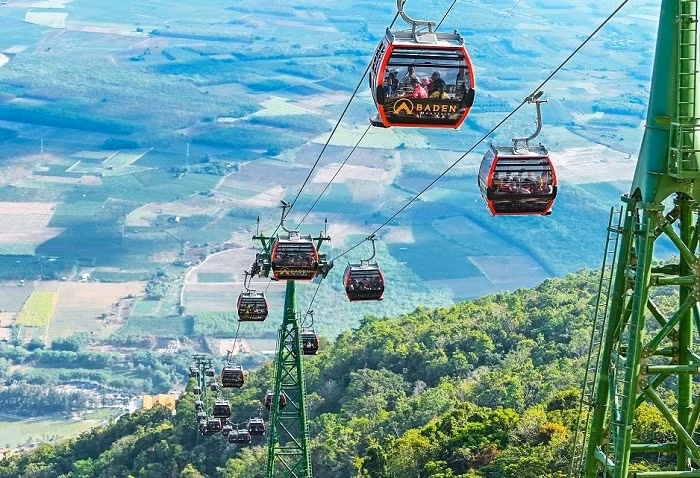 Hàng năm, khách hành hương đến viếng chùa, miếu Bà rất đông vào tháng Giêng và vào lễ vía Bà (ngày 5, 6 tháng 5 âm lịch). Người dân đến cúng bái có thể lên chùa bằng cách leo bộ 1500 bậc đá hoặc qua hệ thống cáp treo hiện đại.