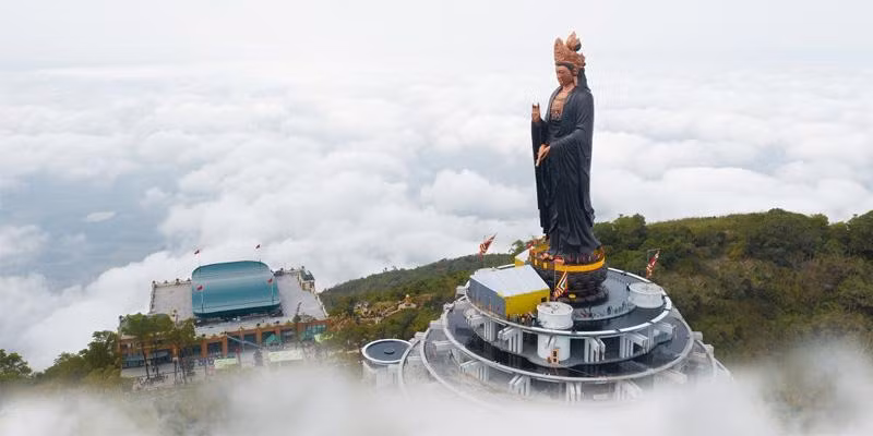 2. Núi Bà Đen. Được mệnh danh là "nóc nhà Nam Bộ", núi Bà Đen có độ cao 986m, nằm ở phía Đông Bắc thành phố Tây Ninh. Ngoài chiều cao ấn tượng, nơi đây còn có khung cảnh hữu thiên nhiên hữu tình, núi non hùng vĩ.