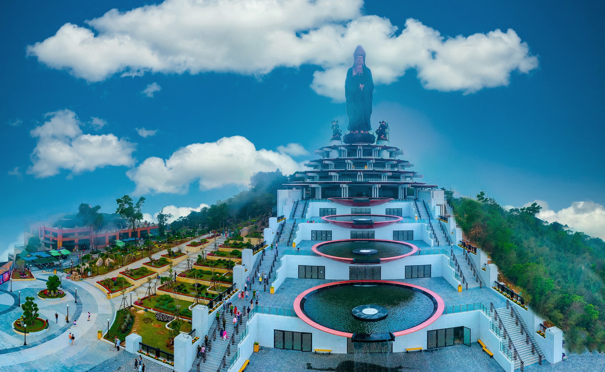 Theo truyền thuyết, khi chúa Nguyễn Ánh bị quân Tây Sơn truy đuổi đã chạy đến núi Bà Đen lẩn tránh. Quân lính đói lả, chúa Nguyễn Ánh đã cầu khẩn xin giúp đỡ. Đêm đó, Bà Đen hiển linh trong mộng cảnh của chúa và chỉ cho loại trái cây trên núi có thể cứu đói binh sĩ. Đến năm 1790, chúa Nguyễn Ánh đã đưa binh lính quay lại núi đúc tượng, cất điện thờ Bà Đen.