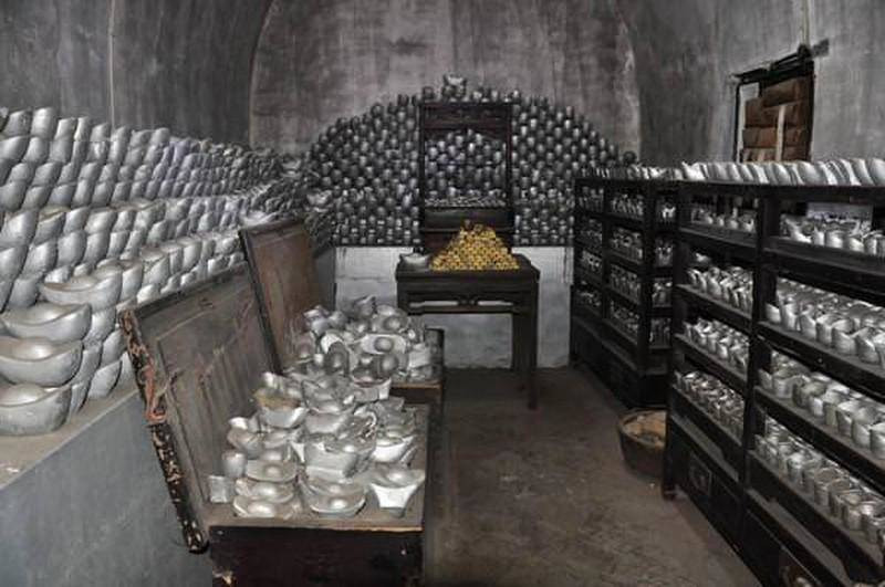 Hòa Thân thăng tiến trên con đường quan lộ phần nào cũng nhờ cuộc hôn nhân với Phùng Tế Văn, một tiểu thư "cành vàng lá ngọc" con gái quan Tổng đốc Phùng Anh Liêm.