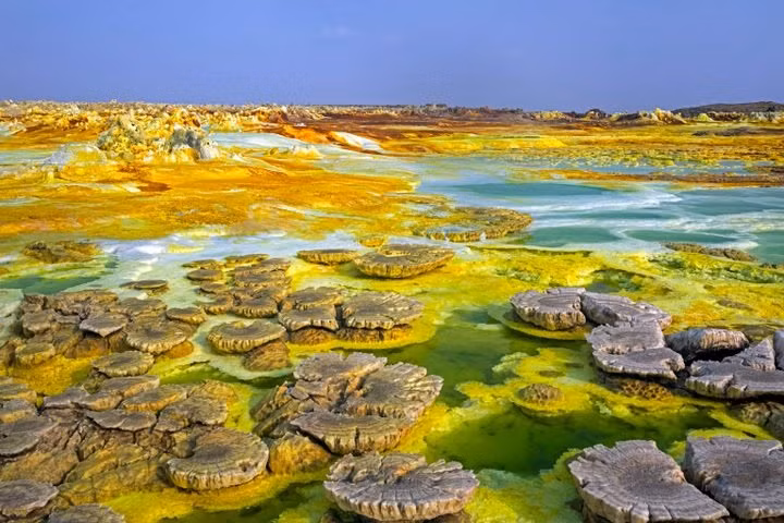 Lớp vỏ Trái đất không có độ dày đồng đều trên khắp hành tinh và ở những nơi như vùng trũng Danakil, tác động của sự tách giãn lục địa có thể được nhìn thấy bằng những màu sắc sống động. Ở đây, các mảng kiến tạo tách ra, tạo thành dãy núi Danakil Alps và cao nguyên Ethiopia.