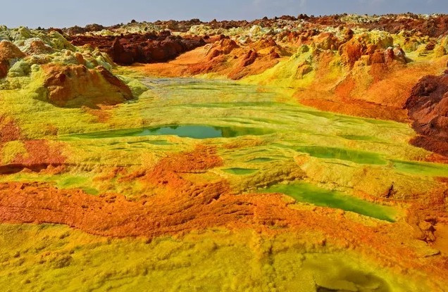 Màu sắc hoang dã của khu vực đến từ địa hình độc đáo tập hợp nước biển và khoáng chất núi lửa bao gồm lưu huỳnh, sắt và đồng.