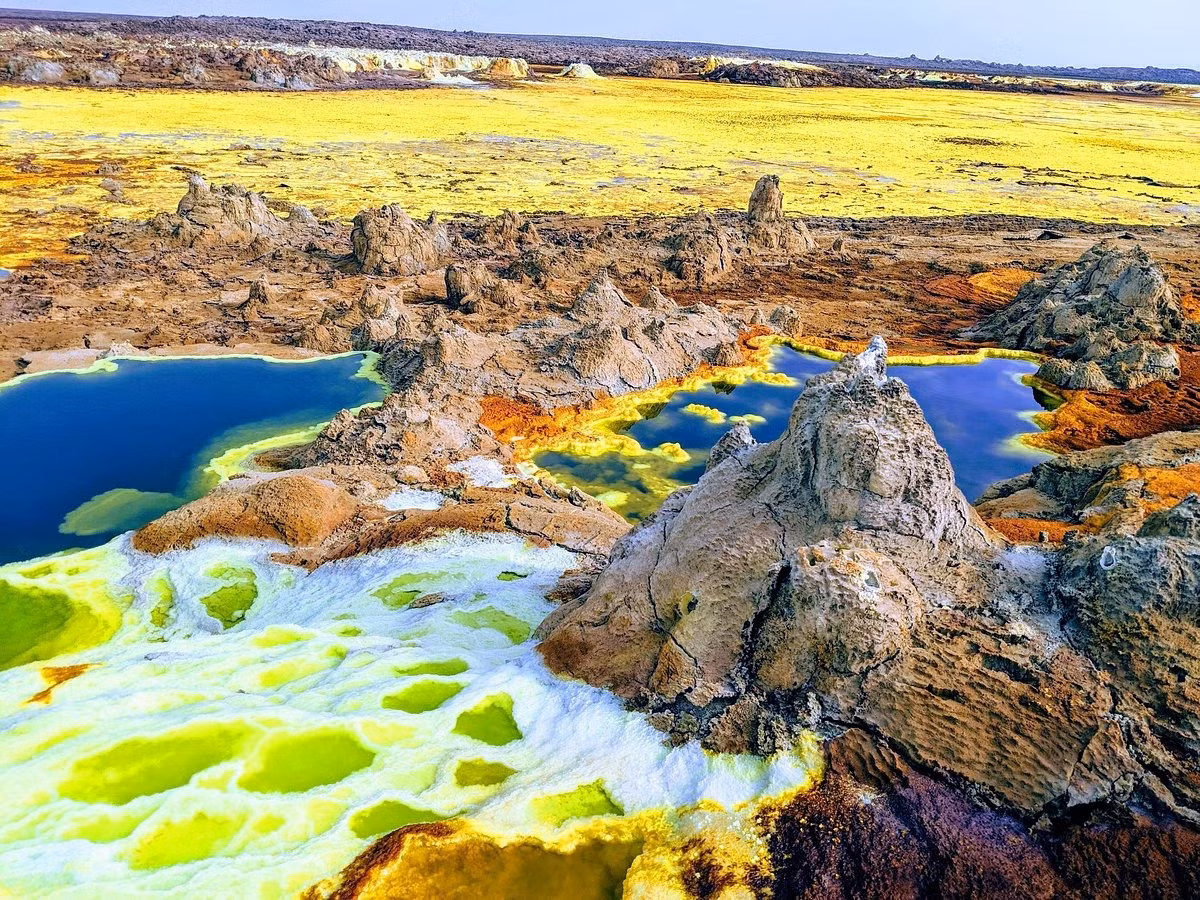 "Môi trường vô cùng khắc nghiệt", nhà nghiên cứu Barbara Cavalazzi ở Đại học Bologna tại Italy, người tiến hành thám hiểm Danakil từ năm 2013, nhận xét. "Trung bình, nhiệt độ vào buổi trưa có thể lên đến 48 độ C. Có lần chúng tôi đo được 55 độ C".